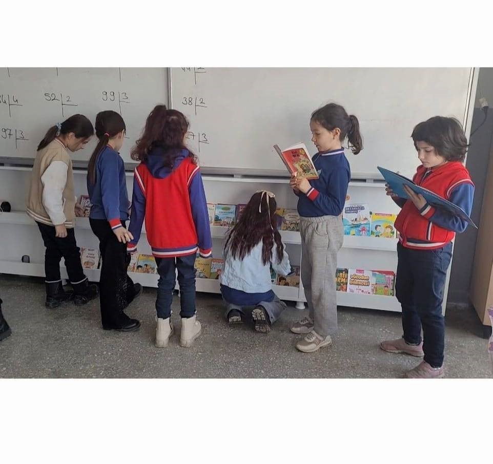 ALTINTAŞ ZAFER İLKOKULU’NDA SINIFLARA KİTAPLIK KAZANDIRILDI