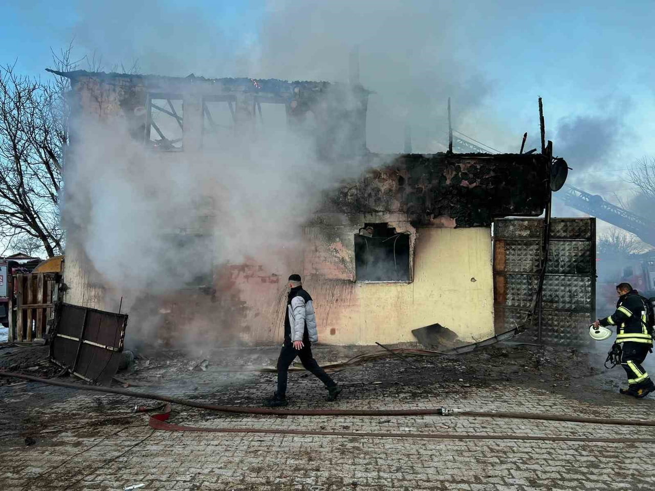 AMASYA'DA BİR KÖYDE ÇIKAN YANGINDA 2 KATLI EV TAMAMEN YANARAK KULLANILAMAZ HALE GELDİ.