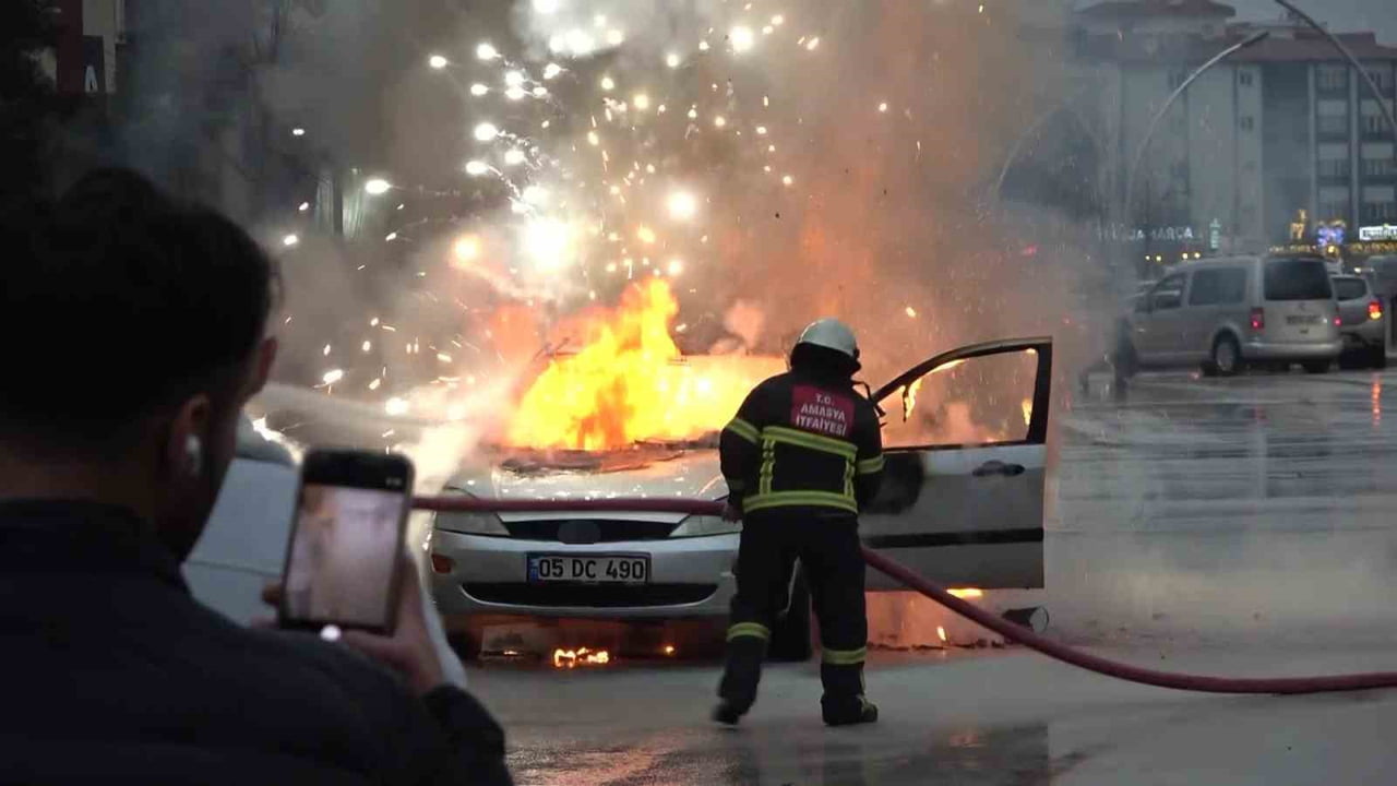 AMASYA'DA SEYİR HALİNDEKİ BİR OTOMOBİL ÇIKAN YANGINDA ALEV ALEV YANDI. OTOMOBİLDE YAŞANAN...