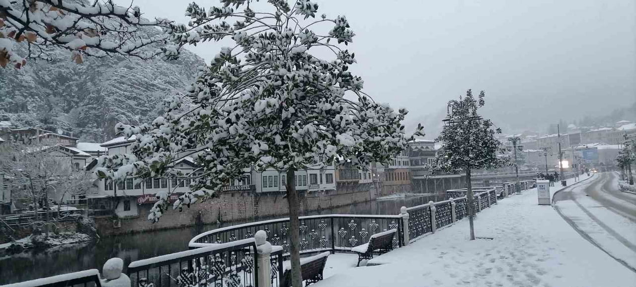 AMASYA’DA 2026 YILININ İLK SAATLERİNDE KAR YAĞIŞI BAŞLADI. SABAH SAATLERİNDEN İTİBAREN ŞEHİR...