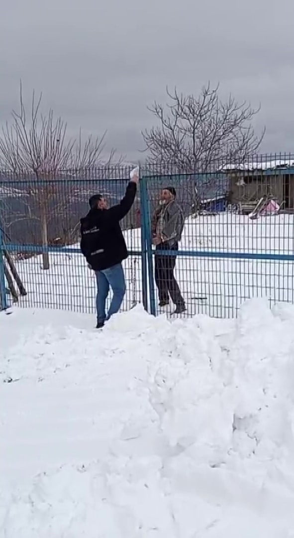 AMASYA’DA YAŞADIĞI MEZRANIN YOLU KARDAN KAPANAN KALP VE TANSİYON HASTASI YAŞLI KADINA İLAÇLARI...