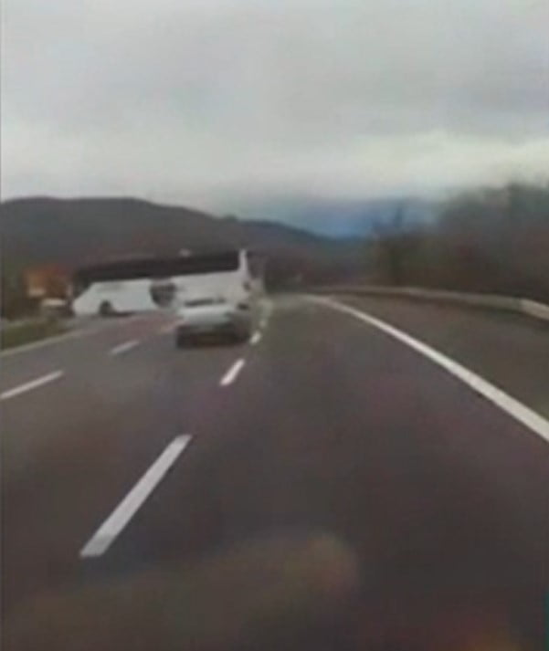 ANADOLU OTOYOLU'NUN DÜZCE KESİMİNDE ACİL GEÇİŞ NOKTASINDAN TERS YÖNE DÖNMEYE ÇALIŞAN YOLCU OTOBÜSÜ...