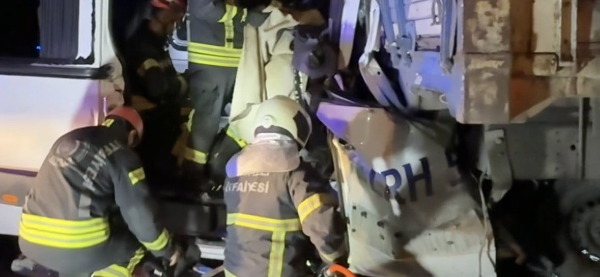 ANADOLU OTOYOLU’NUN KOCAELİ GEÇİŞİNDE SERVİS MİNİBÜSÜ İLE KAMYONUN ÇARPIŞMASI SONUCU MEYDANA GELEN...