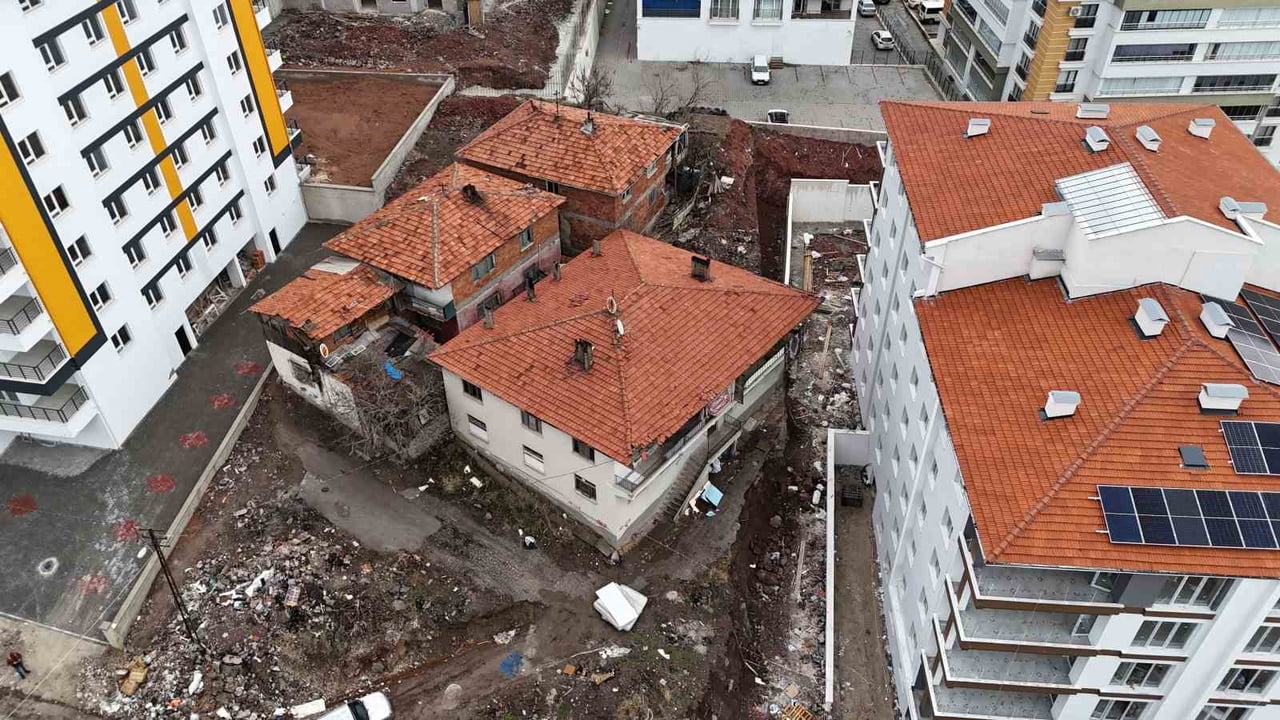 ANKARA'DA BİTİŞİĞİNDEKİ İNŞAAT KAZISI NEDENİYLE TEMELİNDE HASAR VE YIKILMA OLUŞAN 2 KATLI...