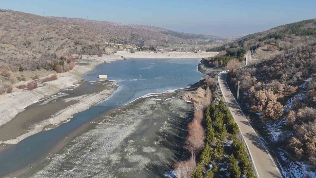 ANKARA'NIN ELMADAĞ İLÇESİNDE SIK SIK YAŞANAN SU KESİNTİLERİ VATANDAŞLARI İSYAN NOKTASINA GETİRDİ....