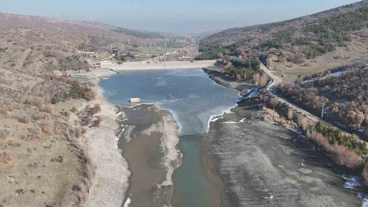 ANKARA'NIN ELMADAĞ İLÇESİNDE SIK SIK YAŞANAN SU KESİNTİLERİ VATANDAŞLARI İSYAN NOKTASINA GETİRDİ....