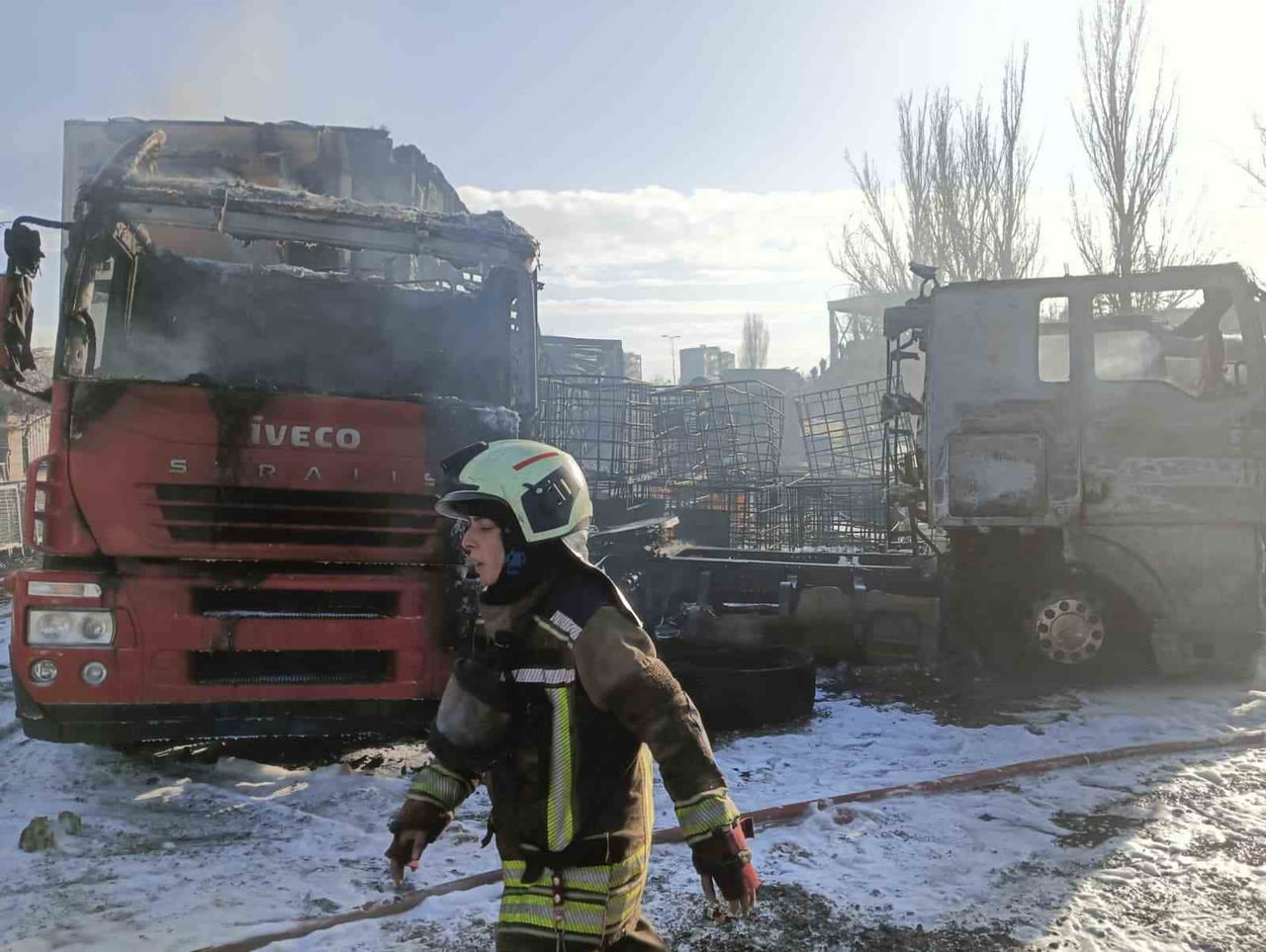 ANKARA'NIN YENİMAHALLE İLÇESİNDEKİ EMNİYET YEDİEMİN OTOPARKINDA ALKOL YÜKLÜ TIRLARDAKİ YANGIN...