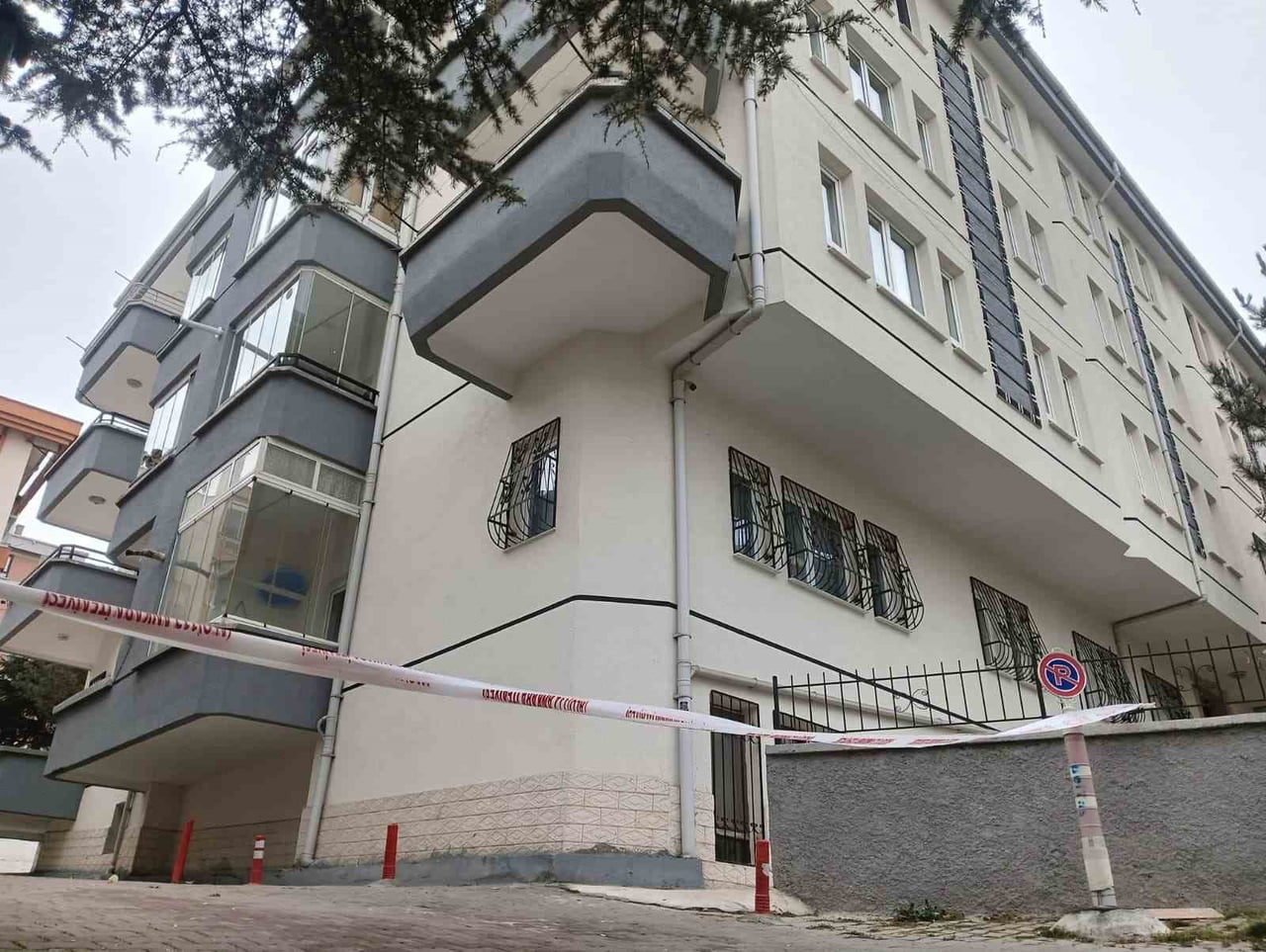 ANKARA ÇANKAYA’DA BİR APARTMANIN İÇİNDEKİ TAŞIYICI KOLONLARDA HENÜZ BELİRLENEMEYEN BİR NEDENDEN...