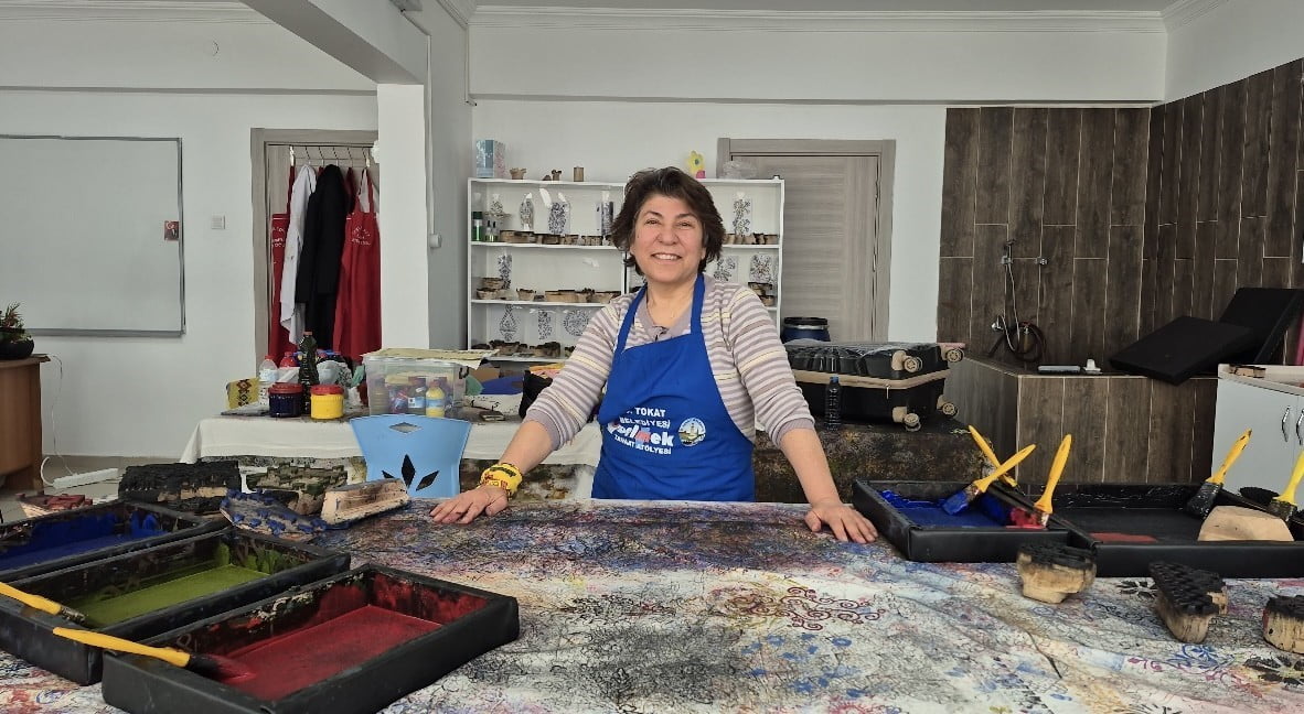 ANKARA’DA YAŞAYAN EBRU SANATÇISI KÜLTÜR YOLU FESTİVALİ’NDE ETKİLENDİĞİ GELENEKSEL TOKAT BASKI...