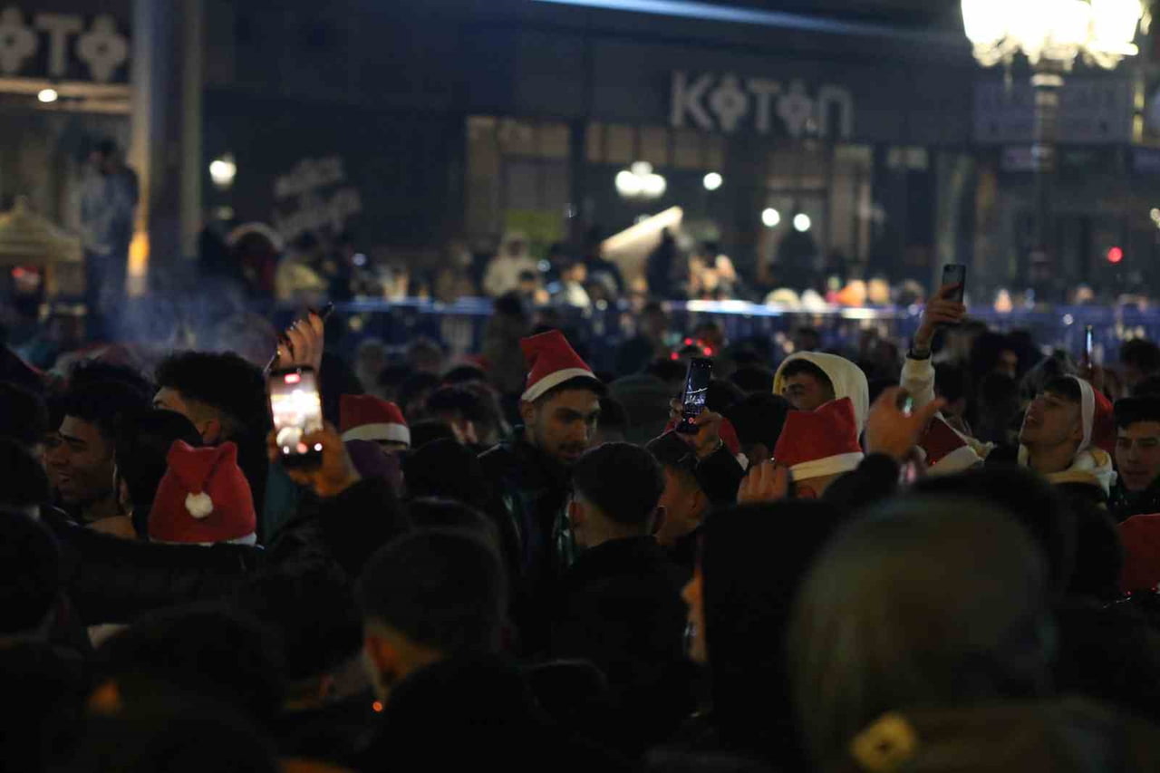 ANKARA KIZILAY'DA VATANDAŞLAR YENİ YILA "MERHABA" DEDİ. POLİS EKİPLERİ CADDE, SOKAKLARIN GİRİŞ...