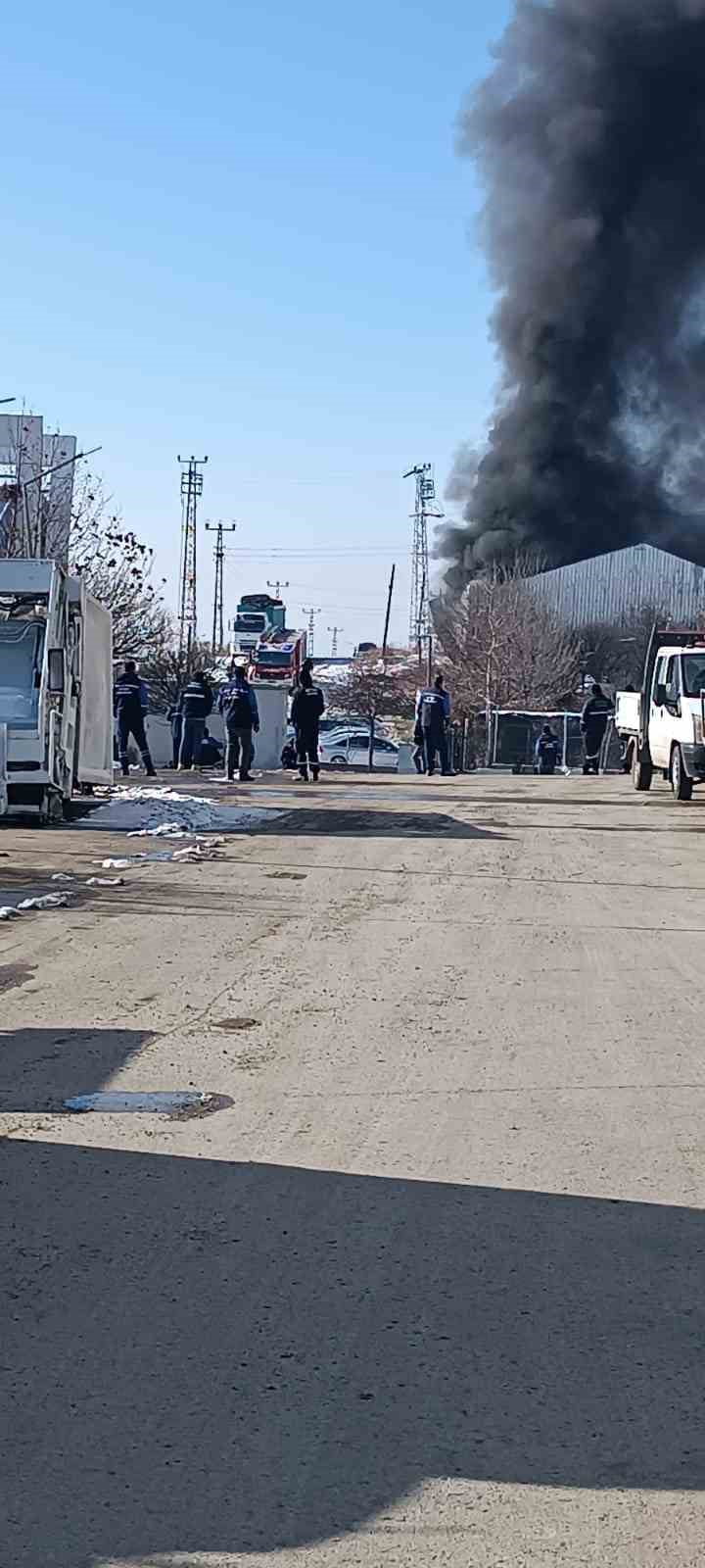 ANKARA’NIN AKYURT İLÇESİNDE YER ALAN BİR GERİ DÖNÜŞÜM FABRİKASINDA ÇIKAN YANGINA İTFAİYE EKİPLERİN...