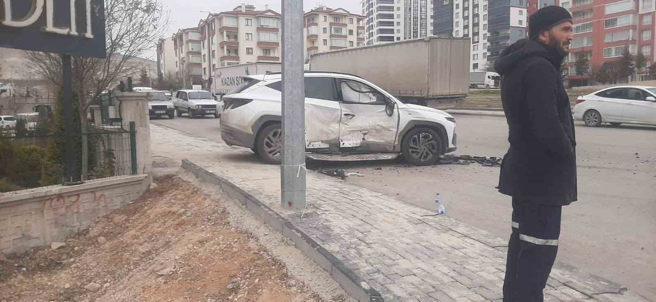 ANKARA’NIN BEYPAZARI İLÇESİNDE İKİ OTOMOBİLİN ÇARPIŞMASI SONUCU MEYDANA GELEN KAZADA 3 KİŞİ HAFİF...