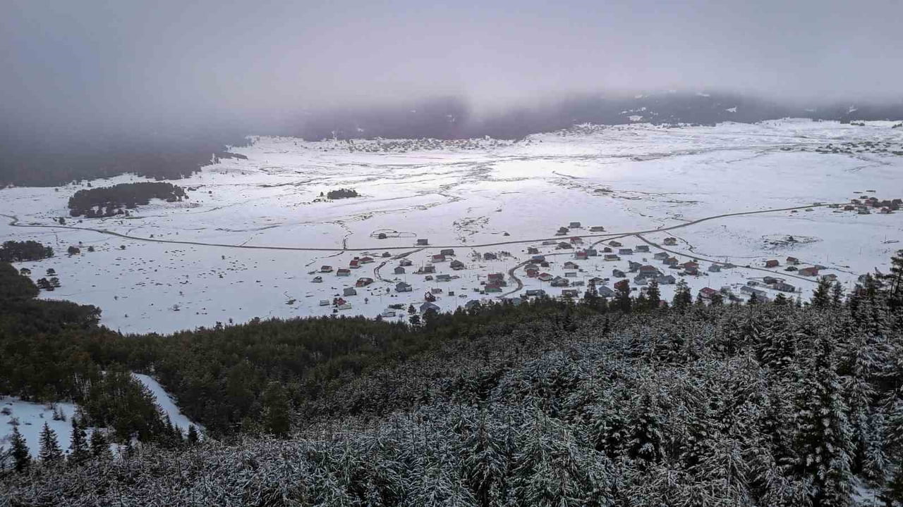 ANKARA’NIN ÇAMLIDERE İLÇESİNDEKİ BENLİ YAYLASI, KARADENİZ’İ ARATMAYAN MENDERESLERİ VE GENİŞ...