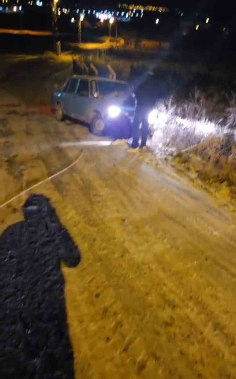 ANKARA’NIN ELMADAĞ İLÇESİNDE, BAKIMSIZ YOLLARIN ZORLU HAVA ŞARTLARINDA BELEDİYE EKİPLERİ...