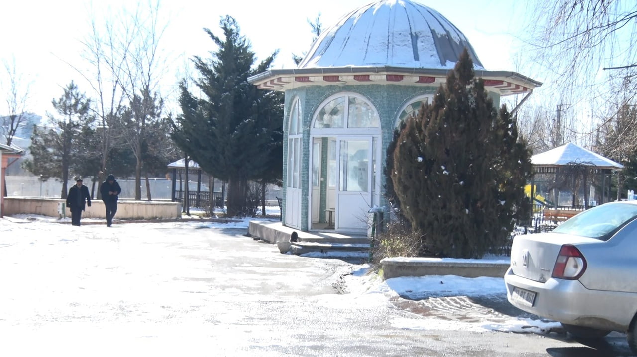 ANKARA’NIN MAMAK İLÇESİNDE YAŞANAN UZUN SÜRELİ SU KESİNTİLERİ NEDENİYLE VATANDAŞLAR MAĞDUR...