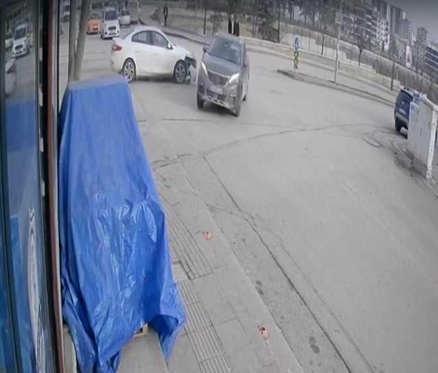 ANKARA’NIN SİNCAN İLÇESİNDE HIZINI KONTROL EDEMEYEN VE ÇEVRE KONTROLÜ YAPMADAN İLERLEYEN ARAÇ...