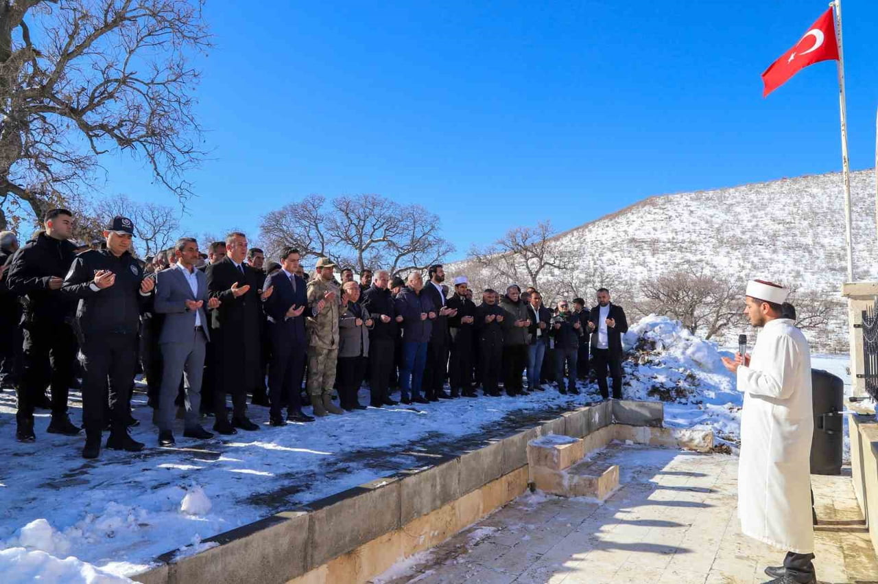 ANMA PROGRAMI, İLÇE VAİZİ AHMET DOĞAN TARAFINDAN OKUNAN DUANIN ARDINDAN SONA ERERKEN, ŞEHİTLERİN...