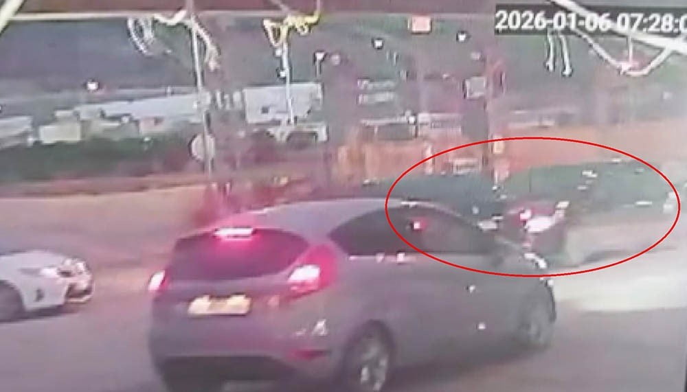 ANTAKYA İLÇESİNDE OTOMOBİLİN SOLA MANEVRA YAPTIĞI ESNADA BAŞKA BİR OTOMOBİLLE ÇARPIŞTIĞI KAZA ANI...