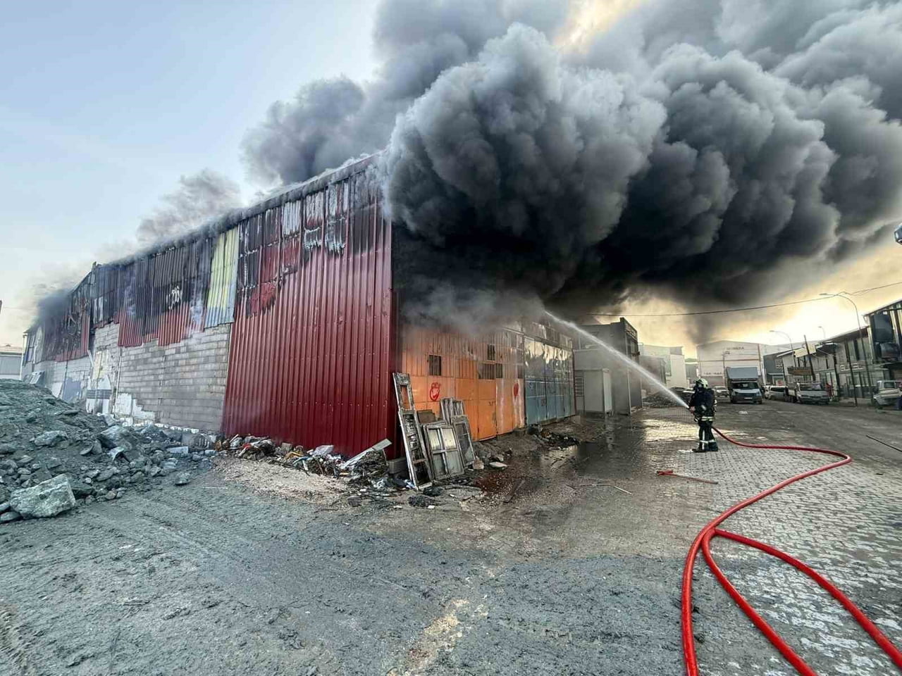 ANTAKYA İLÇESİNDE SANAYİ SİTESİNDE BULUNAN MOBİLYA ATÖLYESİ ALEVLERE TESLİM OLDU (ARŞİV)