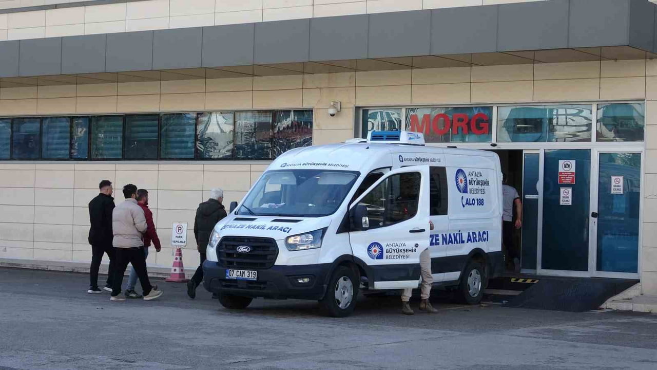 ANTALYA'DA ARKADAŞINDAN ALDIĞI MOTOSİKLETLE SEYİR HALİNDEKİ GENÇ GEÇİRDİĞİ TRAFİK KAZASI SONRASI...