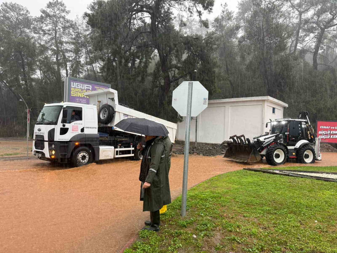 ANTALYA'DA SON DÖRT GÜNDÜR ARALIKLARLA DEVAM EDEN SAĞANAK YAĞMUR NEDENİ İLE OLUŞAN SU BASKINLARI...