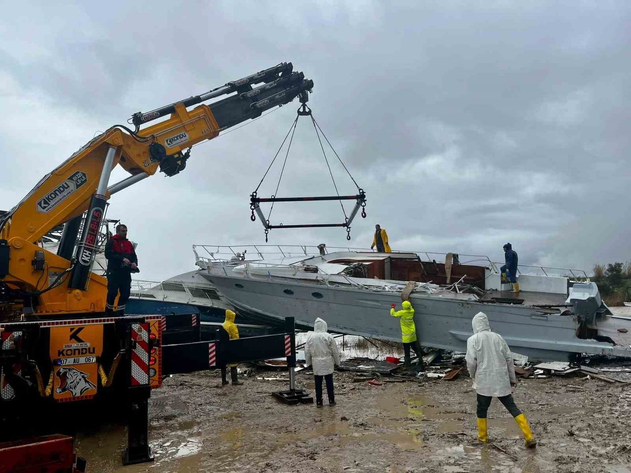 ANTALYA'NIN AKSU İLÇESİNDE METREKAREYE 190 KİLOGRAMI AŞAN YAĞIŞIN ARDINDAN AKSU ÇAYI ÇEVRESİNDE...