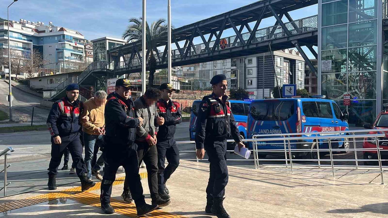 ANTALYA'NIN ALANYA İLÇESİNDE BİR BAHÇEDEN 500 BİN LİRALIK AVOKADO ÇALAN 3 ŞÜPHELİ, JANDARMA...