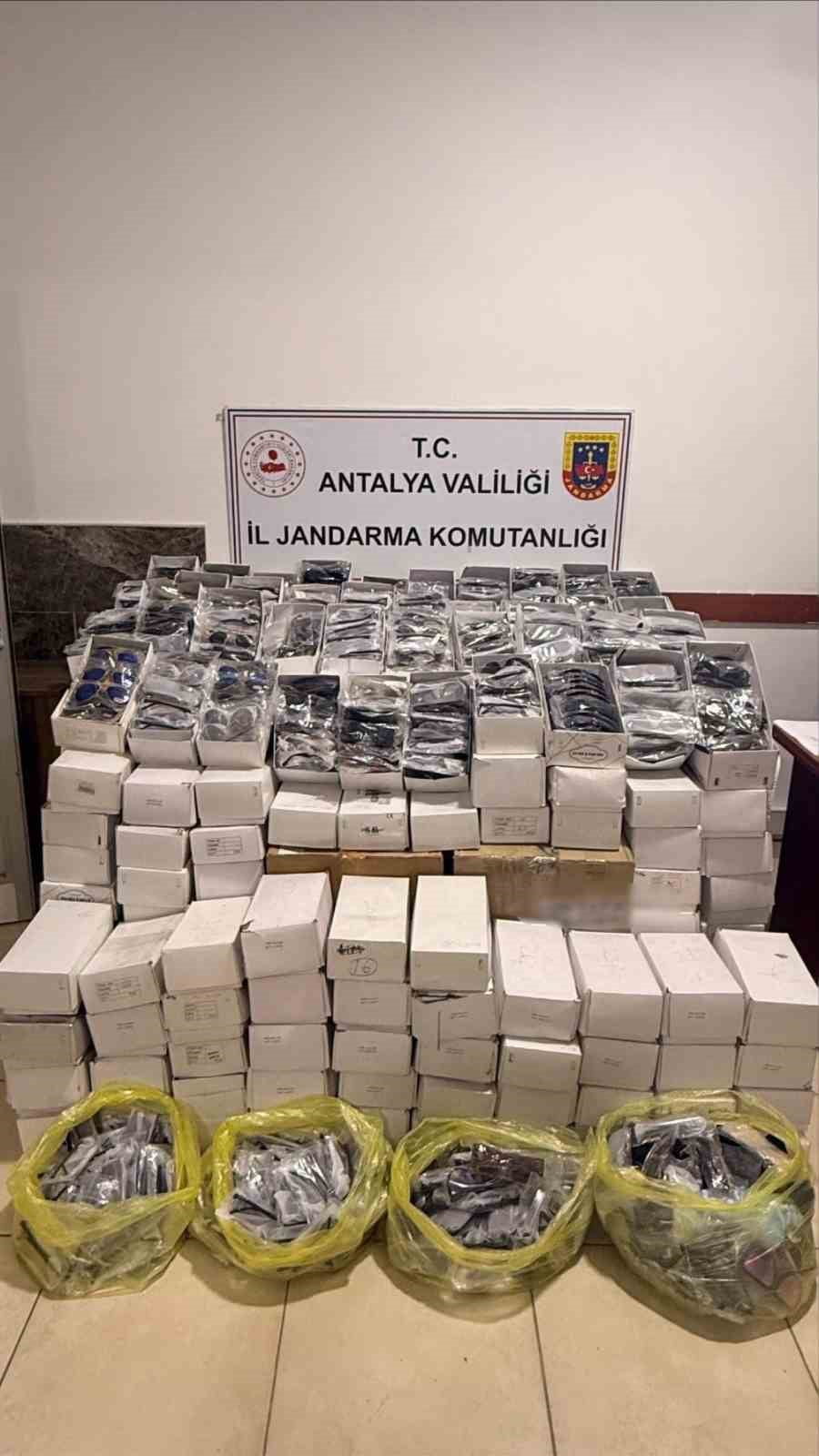 ANTALYA'NIN ALANYA İLÇESİNDE JANDARMA EKİPLERİNCE DÜZENLENEN İKİ AYRI OPERASYONDA, KAÇAK...