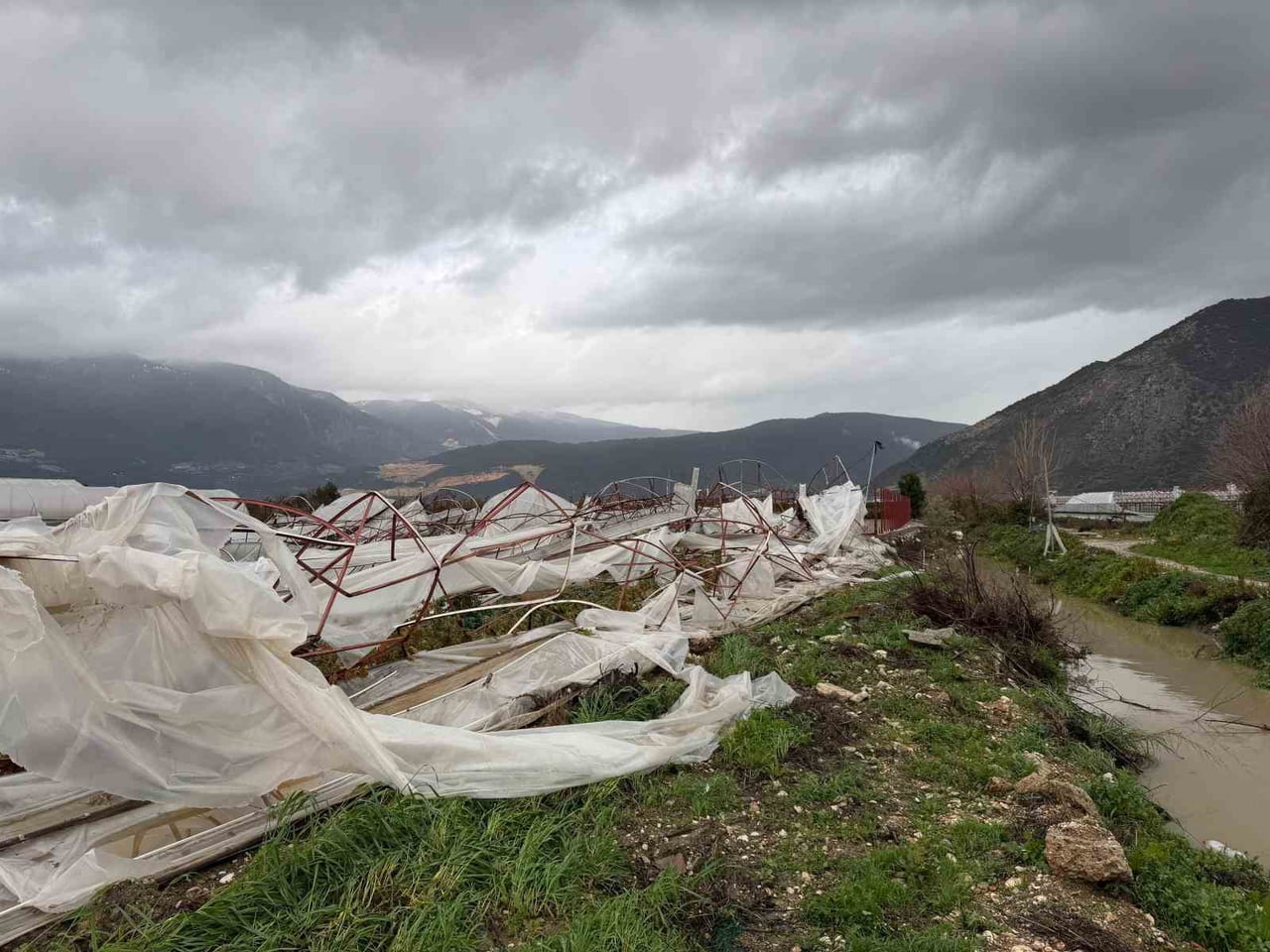 ANTALYA'NIN FİNİKE İLÇESİNDE MEYDANA GELEN VE SERALARI YERLE BİR EDİP BİNA BALKON CAM...