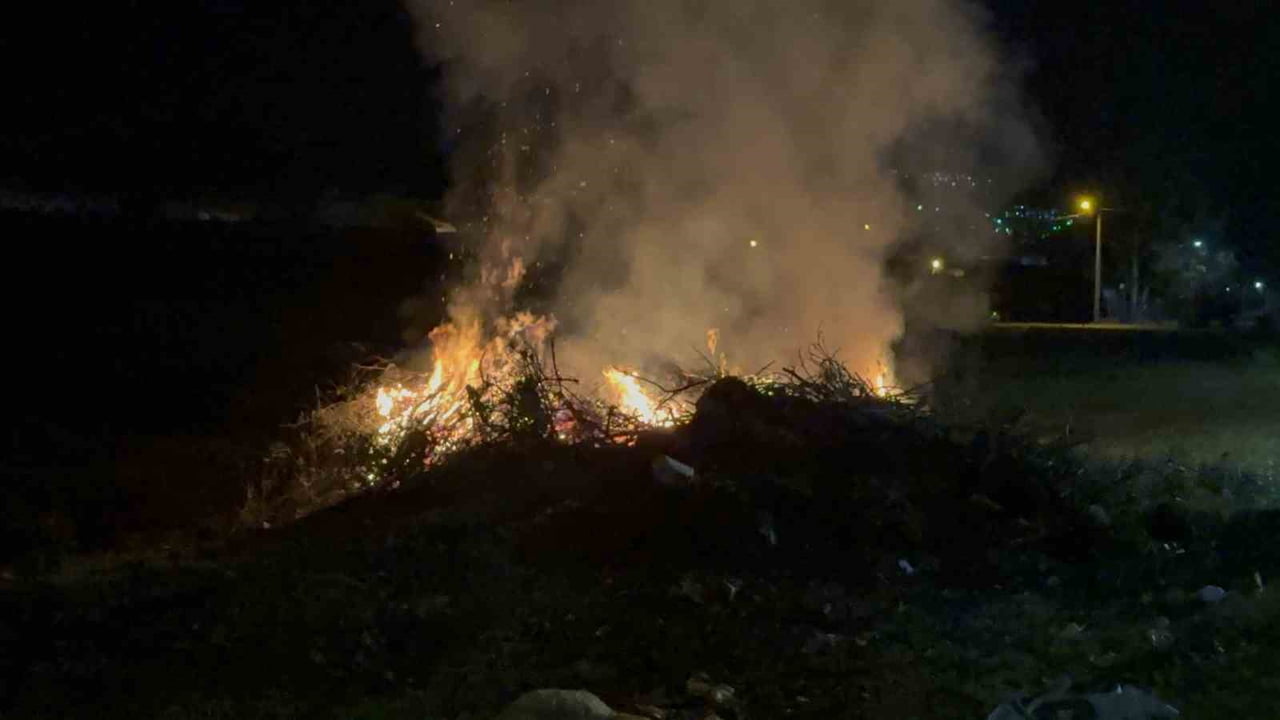 ANTALYA'NIN GAZİPAŞA İLÇESİNDE GECE SAATLERİNDE ÇIKAN ÇALILIK YANGINI İTFAİYE EKİPLERİNCE...