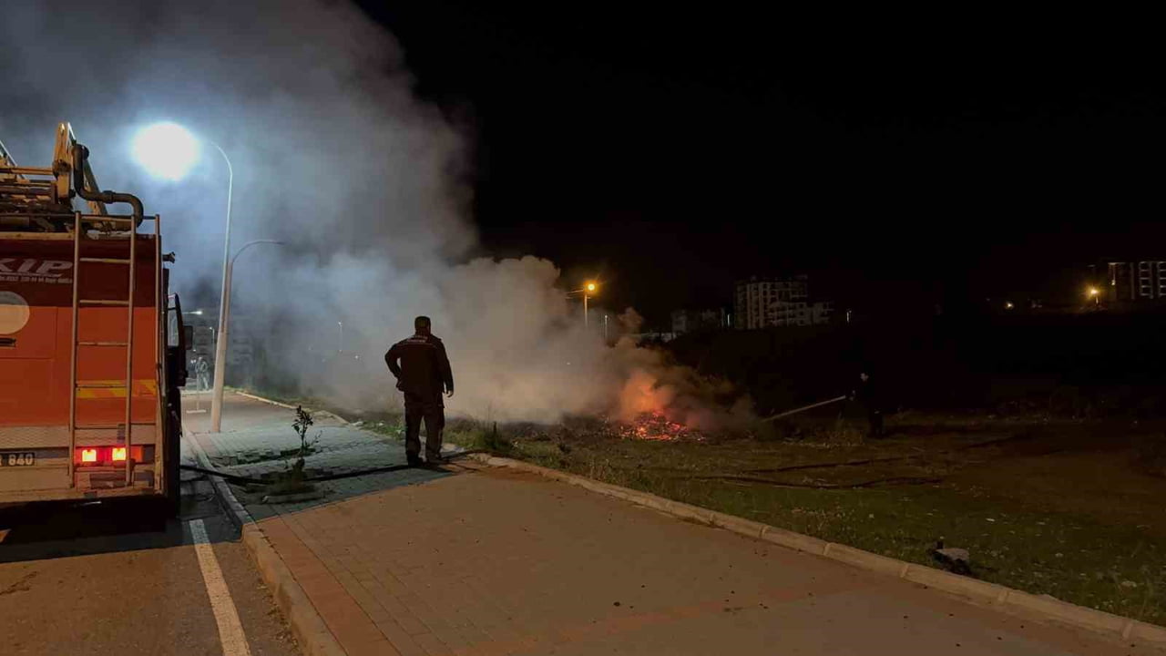 ANTALYA'NIN GAZİPAŞA İLÇESİNDE GECE SAATLERİNDE ÇIKAN ÇALILIK YANGINI İTFAİYE EKİPLERİNCE...