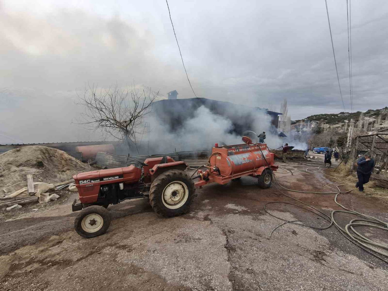 ANTALYA'NIN GÜNDOĞMUŞ İLÇESİNDE BİR EVDE ÇIKAN YANGINDA 3 BÜYÜKBAŞ HAYVAN TELEF OLURKEN, DUMANDAN...