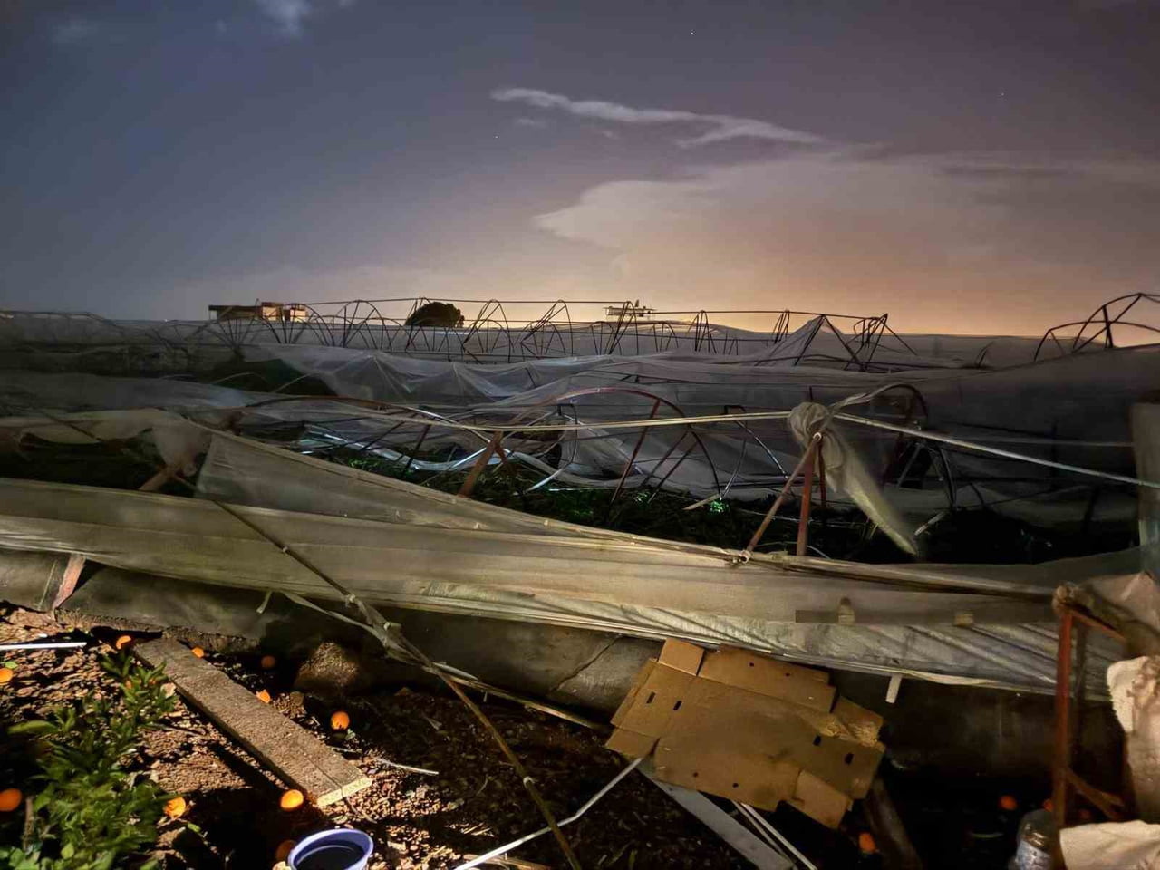 ANTALYA'NIN KUMLUCA İLÇESİNE BAĞLI MAVİKENT MAHALLESİNDE MEYDANA GELEN HORTUM SERALARA VE ENERJİ...