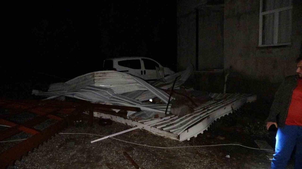 ANTALYA'NIN MANAVGAT İLÇESİNDE  AKŞAM SAATLERİNDE ETKİLİ OLAN HORTUM, KARACALAR VE SÜLEK...