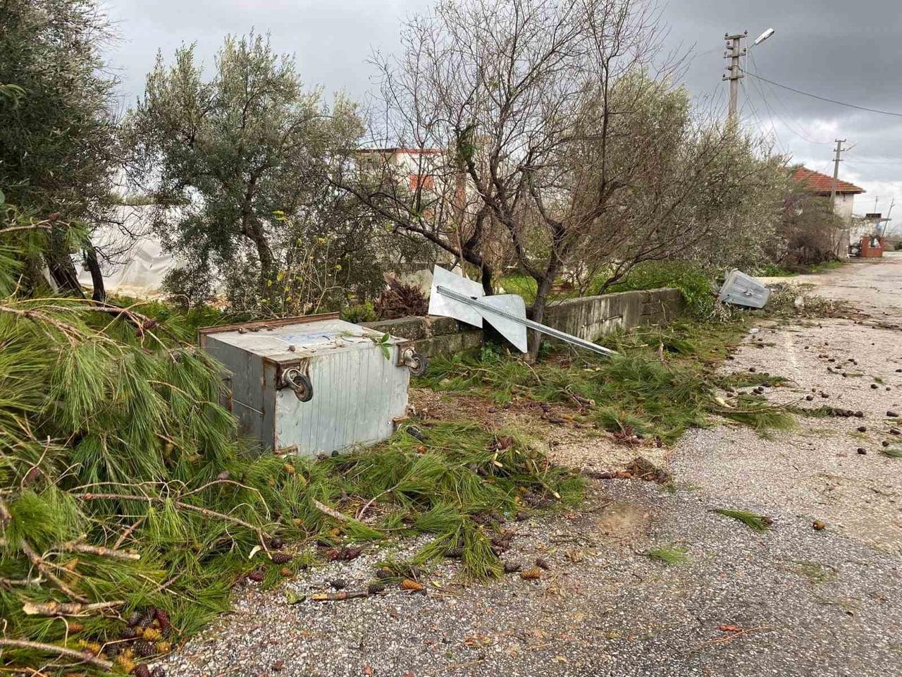 ANTALYA'NIN MANAVGAT İLÇESİNDE GECE SAATLERİNDE MEYDANA GELEN HORTUM CAMİ MİNARESİNİ YIKTI...