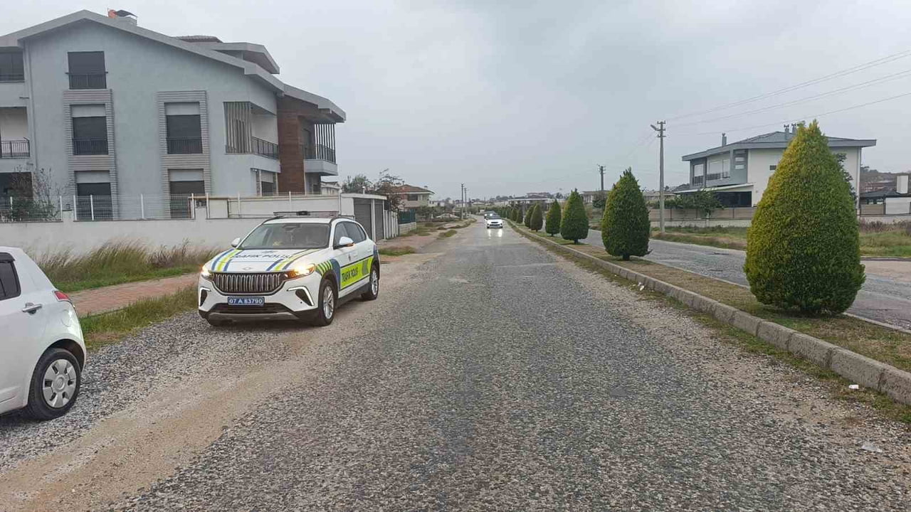 ANTALYA'NIN MANAVGAT İLÇESİNDE MOTOSİKLETLE KAZA YAPTIKTAN SONRA OLAY YERİNDEN KAÇAN EHLİYETİ...