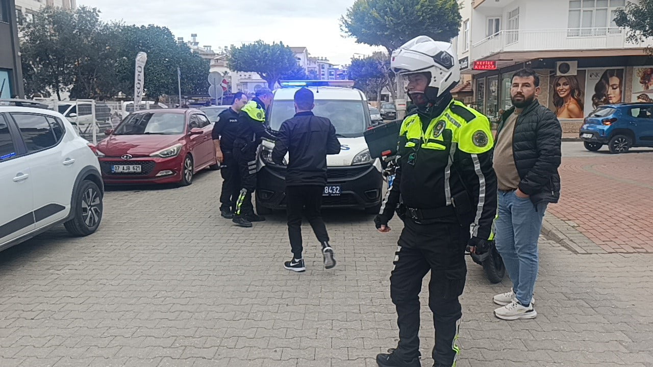 ANTALYA'NIN MANAVGAT İLÇESİNDE MOTOSİKLETLİ TRAFİK POLİSLERİNİN 'DUR' İHTARINA UYMAYARAK KAÇAN...