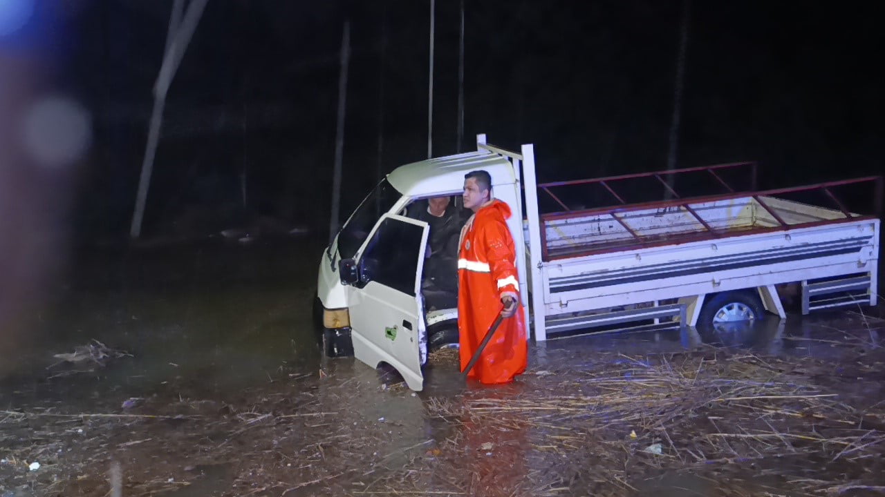 ANTALYA'NIN MANAVGAT İLÇESİNDE SAĞANAK SEBEBİYLE BİRİKEN SUDA ARACIYLA BİRLİKTE MAHSUR KALDIĞINI...