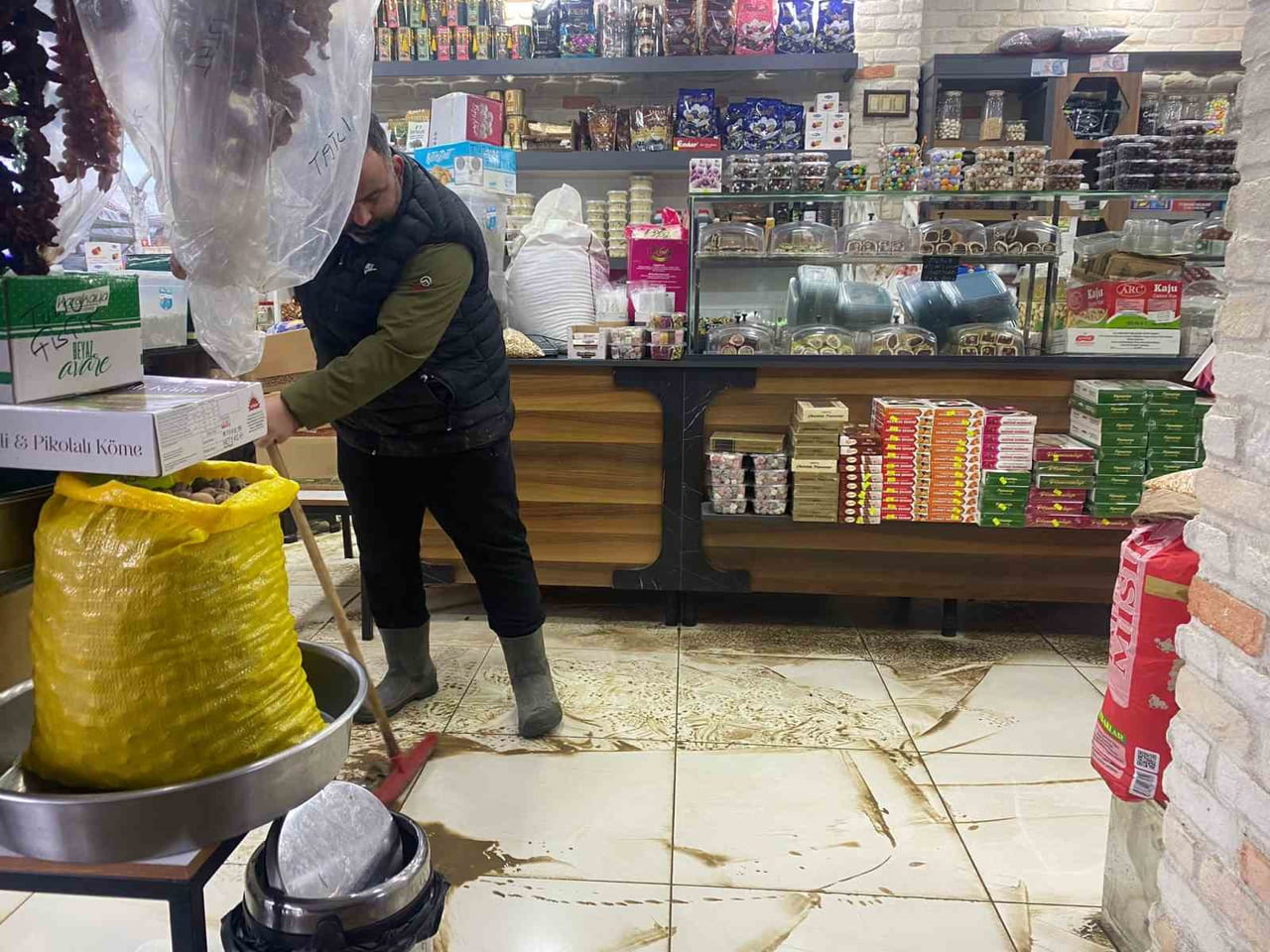 ANTALYA'NIN SERİK İLÇESİNDE DÜN AKŞAM SAATLERİNDE ETKİSİNİ ARTIRAN SAĞANAK YAĞIŞ, RÖGARLARIN...