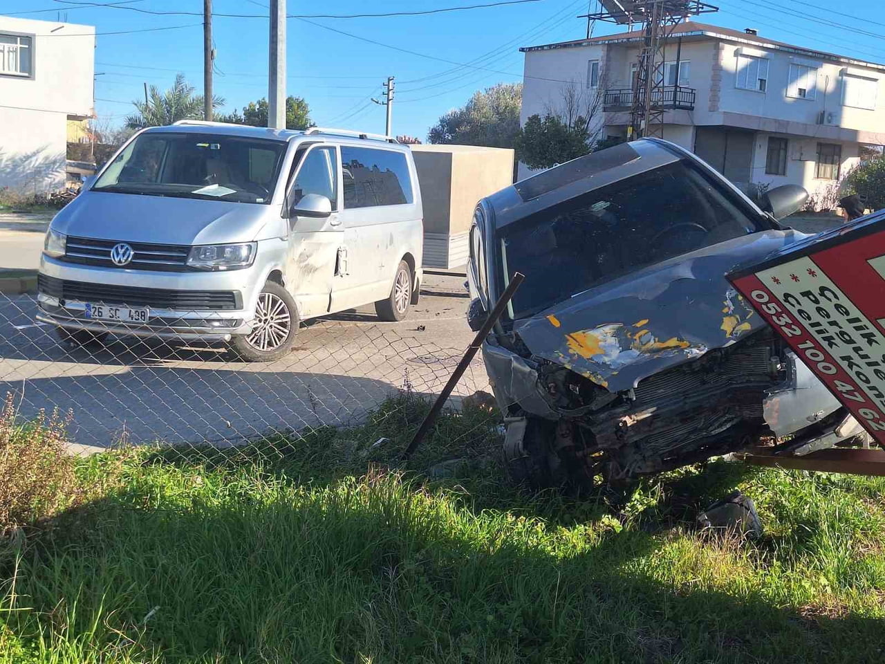 ANTALYA'NIN SERİK İLÇESİNDE OTOMOBİL İLE MİNİBÜSÜN KARIŞTIĞI TRAFİK KAZASINDA OTOMOBİL SÜRÜCÜSÜ...