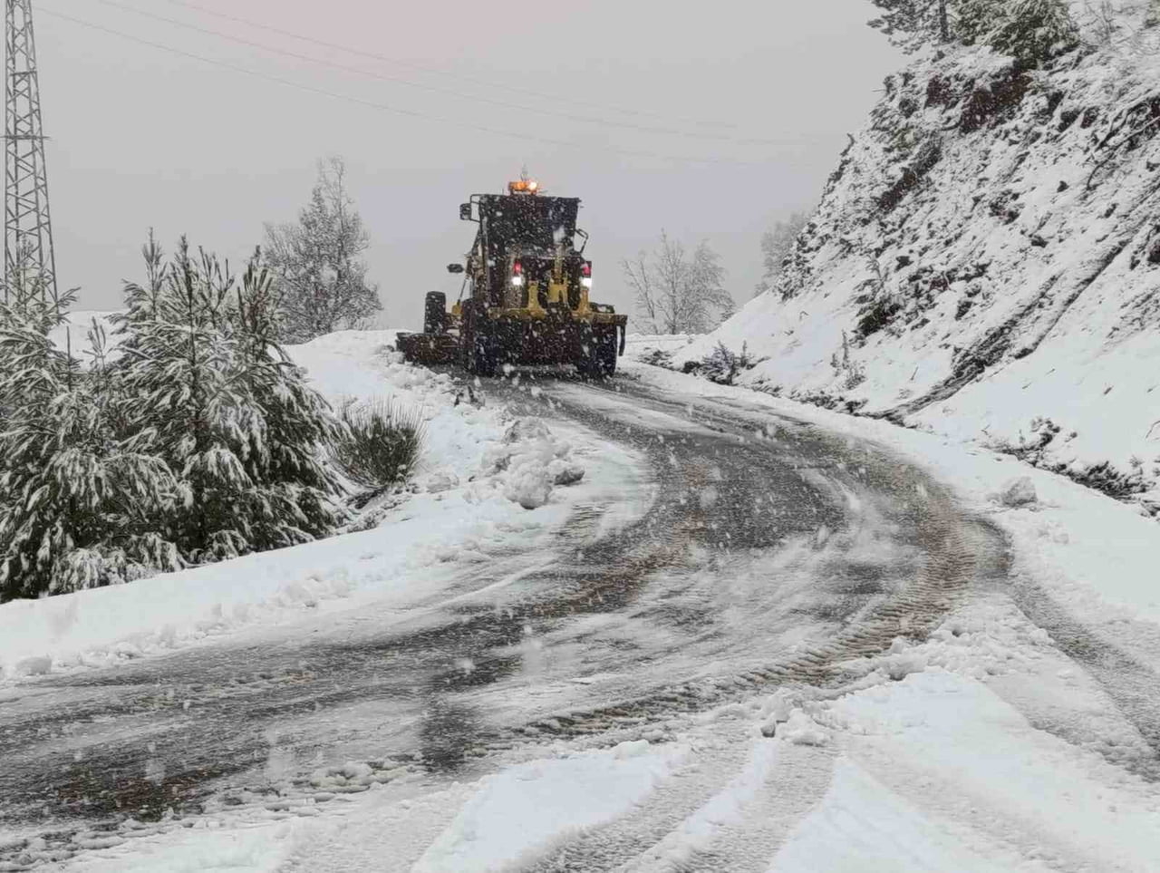 ANTALYA'NIN YÜKSEK KESİMLERİNDE ETKİLİ OLAN KAR YAĞIŞI HAYATI OLUMSUZ ETKİLİYOR. BÜYÜKŞEHİR...