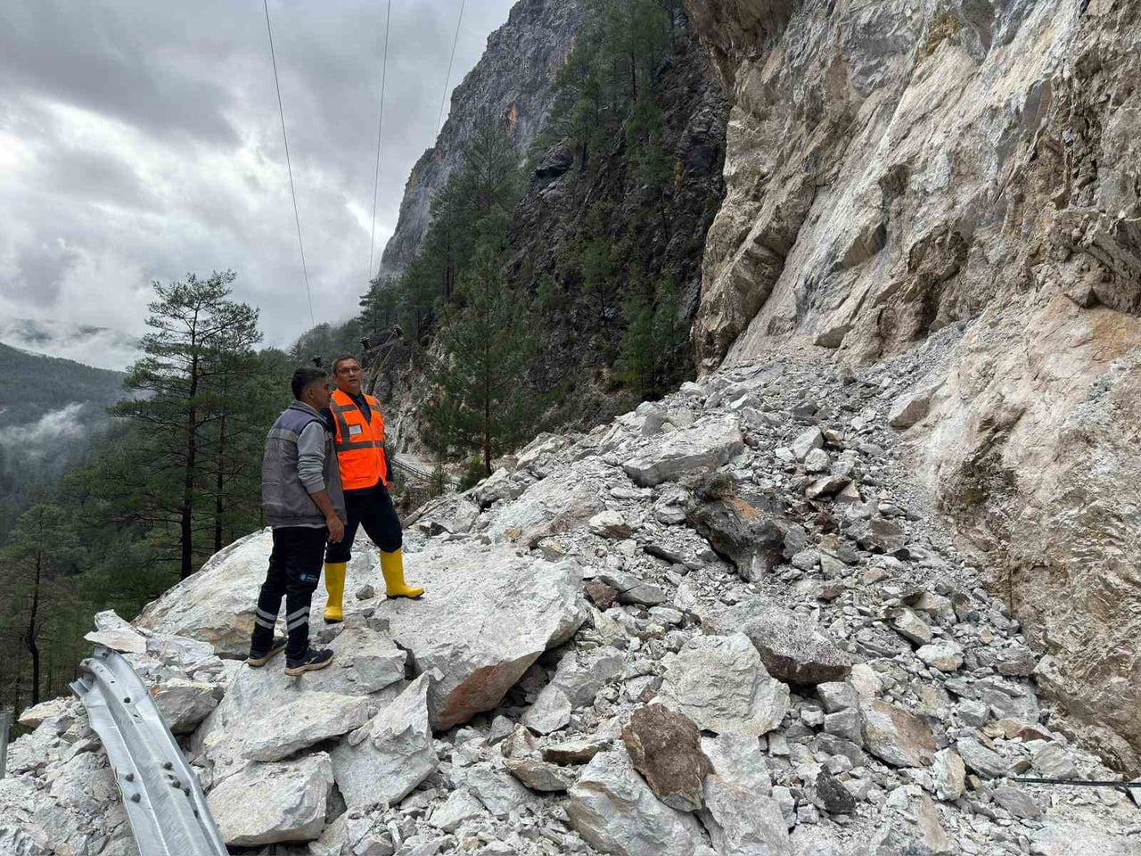 ANTALYA BÜYÜKŞEHİR BELEDİYESİ ALANYA’NIN YÜKSEK KESİMLERİNDE KARLA MÜCADELE ÇALIŞMALARINI...