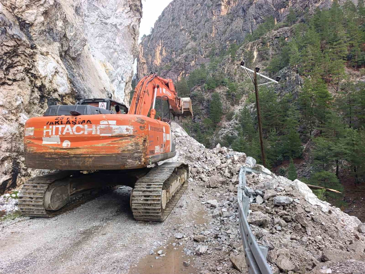 ANTALYA BÜYÜKŞEHİR BELEDİYESİ ALANYA’NIN YÜKSEK KESİMLERİNDE KARLA MÜCADELE ÇALIŞMALARINI...