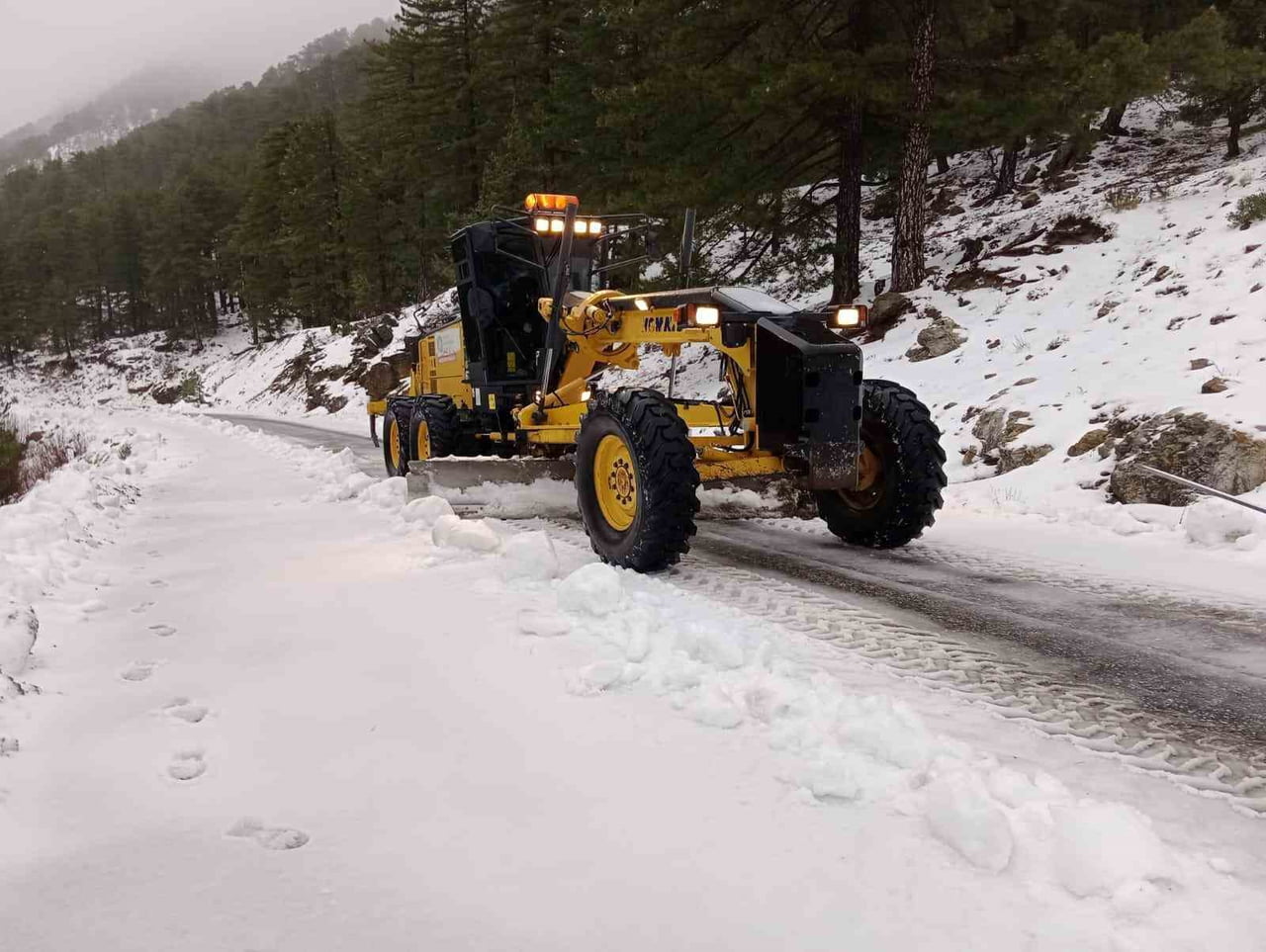 ANTALYA BÜYÜKŞEHİR BELEDİYESİ EKİPLERİ, ALANYA’NIN YÜKSEK KESİMLERİNDE ETKİLİ OLAN KAR YAĞIŞI...