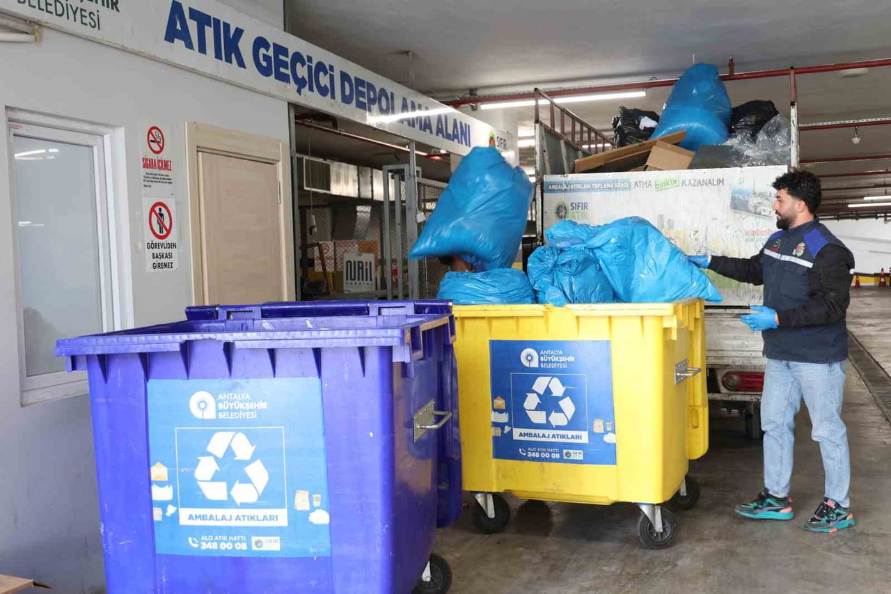 ANTALYA BÜYÜKŞEHİR BELEDİYESİ ‘SIFIR ATIK PROJESİ’ KAPSAMINDA BİRİMLERİNDEN ÇIKAN TONLARCA ATIĞIN...