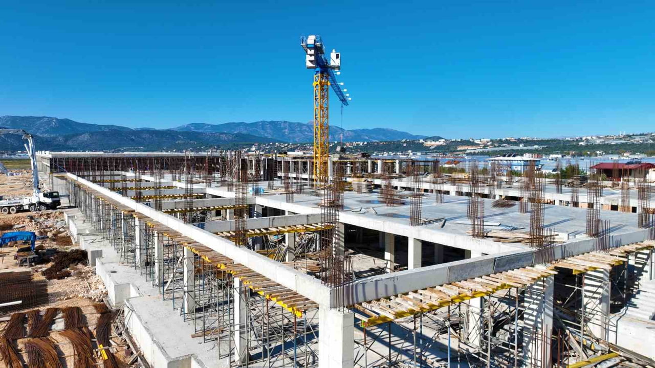 ANTALYA BÜYÜKŞEHİR BELEDİYESİ TARAFINDAN KAŞ İLÇESİNDE YAPIMI SÜRDÜRÜLEN KINIK TOPTANCI HAL...