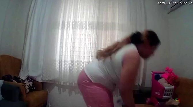 ANTALYA’DA BİR YAŞINDAKİ KIZ BEBEĞİN YABANCI UYRUKLU ANNESİ TARAFINDAN DARP EDİLDİĞİ ANLARIN...