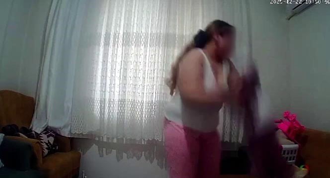 ANTALYA’DA BİR YAŞINDAKİ KIZ BEBEĞİN YABANCI UYRUKLU ANNESİ TARAFINDAN DARP EDİLDİĞİ ANLARIN...