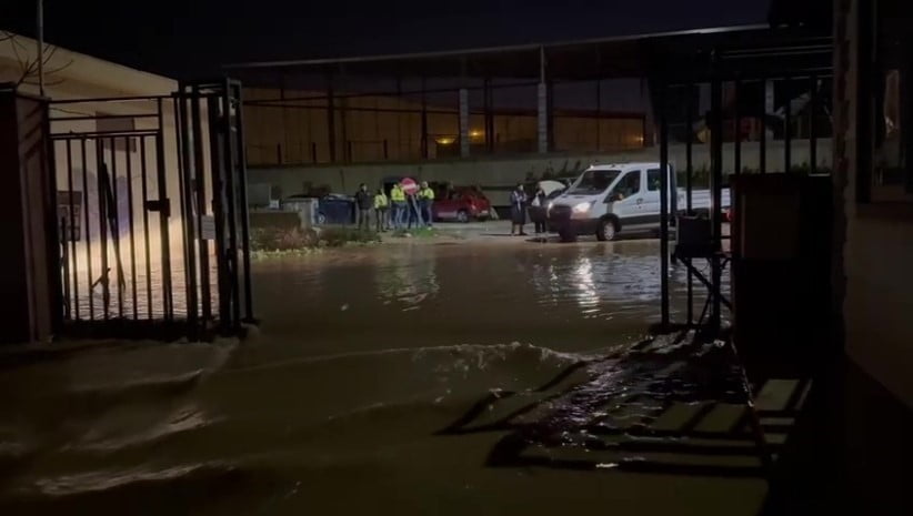 ANTALYA’DA DÜN AKŞAM SAATLERİNDE ETKİLİ OLAN ŞİDDETLİ YAĞIŞ VE FIRTINA NEDENİYLE TAŞAN DERE 29...