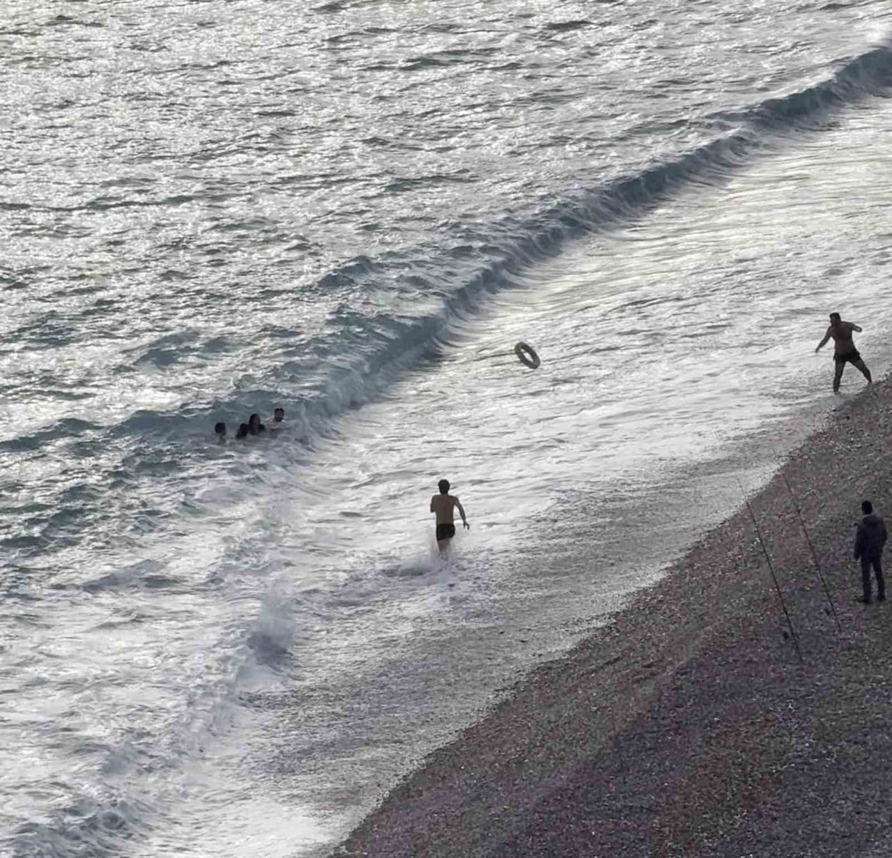 ANTALYA’DA FIRTINALI HAVADA DENİZE GİREN 2 GENÇ KIZ DALGALARIN ARASINDA ZOR ANLAR YAŞADI. KIYIYA...